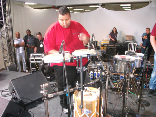 Percussionista tocando congas no palco