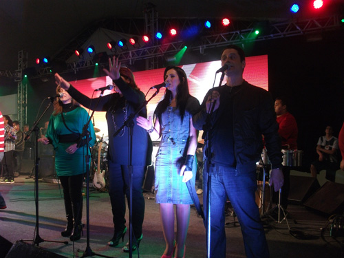 Grupo de quatro vocalistas cantando