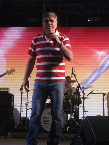 Vocalista principal de camisa listrada