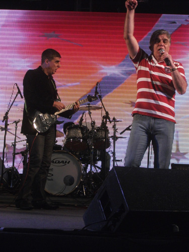 Guitarrista e vocalista interagindo no palco