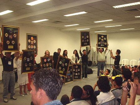 Homenagem com quadros comemorativos