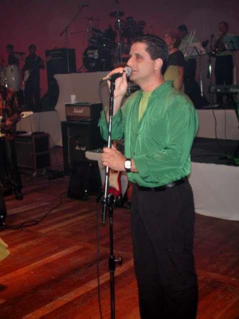 Vocalista masculino cantando no microfone