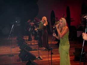 Banda se apresentando no palco
