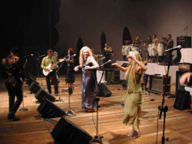 Integrantes da banda dançando e cantando