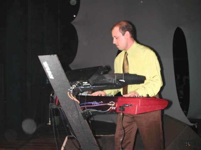 Tecladista performando com arranjo de dois teclados