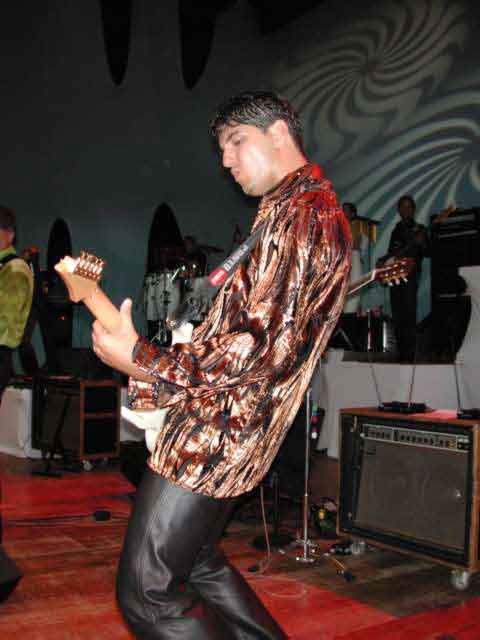 Guitarrista de camisa estampada em solo de guitarra