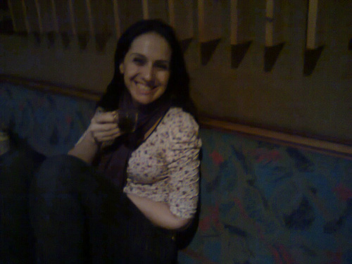 Integrante tomando café no lounge do estúdio