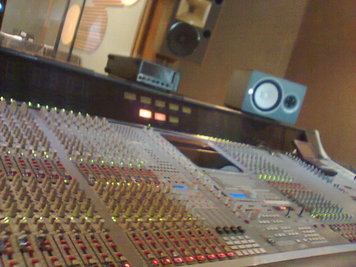 Detalhe em close da console de mixagem analógica