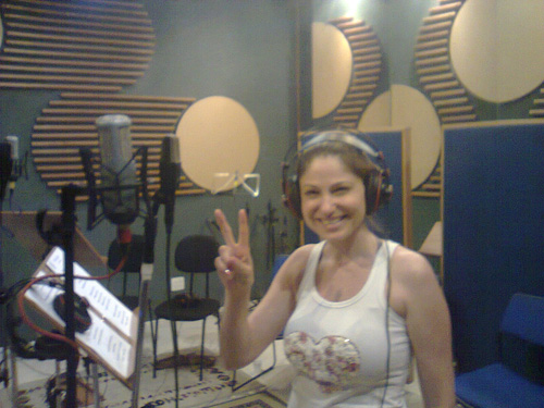 Cantora no aquário com microfone de estúdio