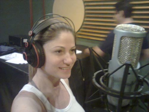 Cantora no microfone de gravação