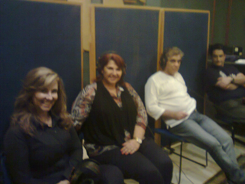 Equipe reunida acompanhando o áudio