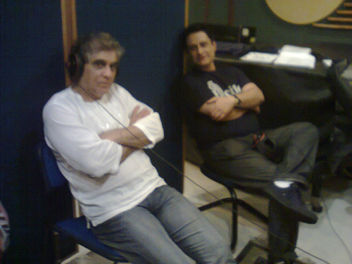 Integrantes relaxando na sala de descanso