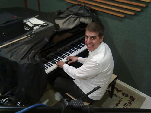 Pianista sorrindo ao piano de cauda