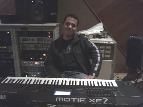Tecladista com synth Yamaha Motif XF7
