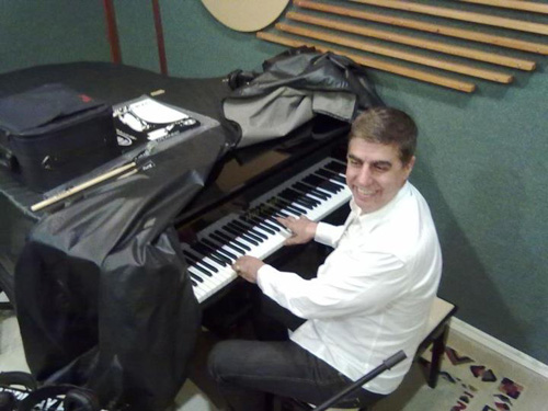 Pianista ao piano de cauda acústico