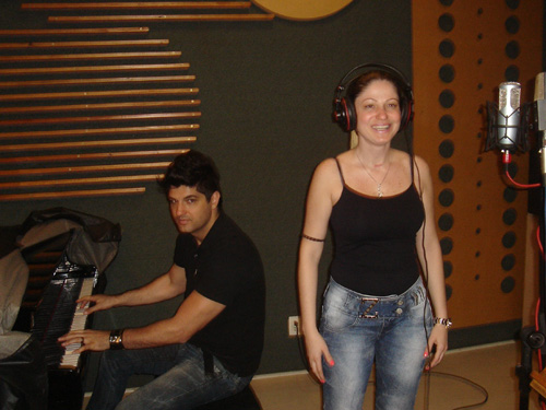 Pianista acompanhando a vocalista