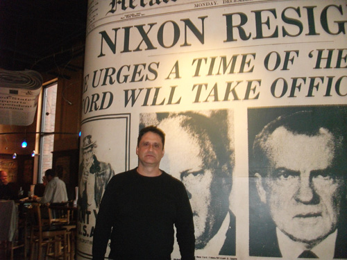 Exposição Jornal Nixon Resign - Homem